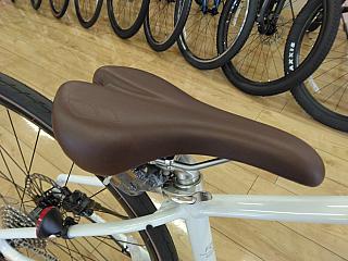 ESCAPE　R W DISC　LTD　２０２４年モデル/スポーツサドル