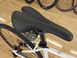 ESCAPE R DISC　２０２６年モデル/スポーツサドル