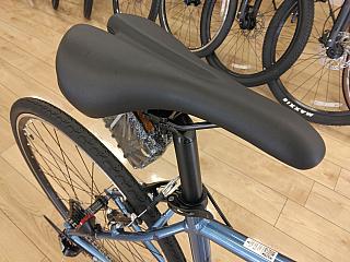 ESCAPE R3 ２０２６年モデル/スポーツサドル