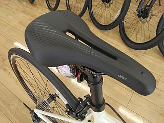 CONTEND ３　２０２６年モデル/スポーツ穴あきサドル